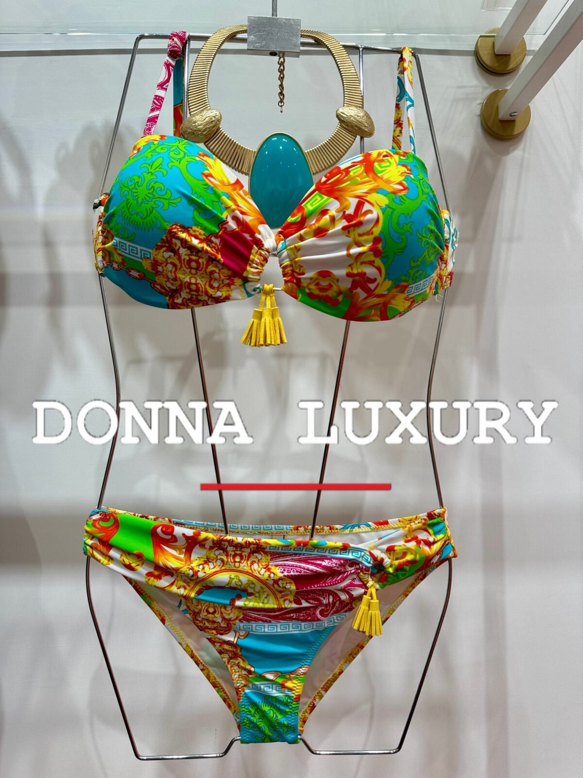Costume Dubai